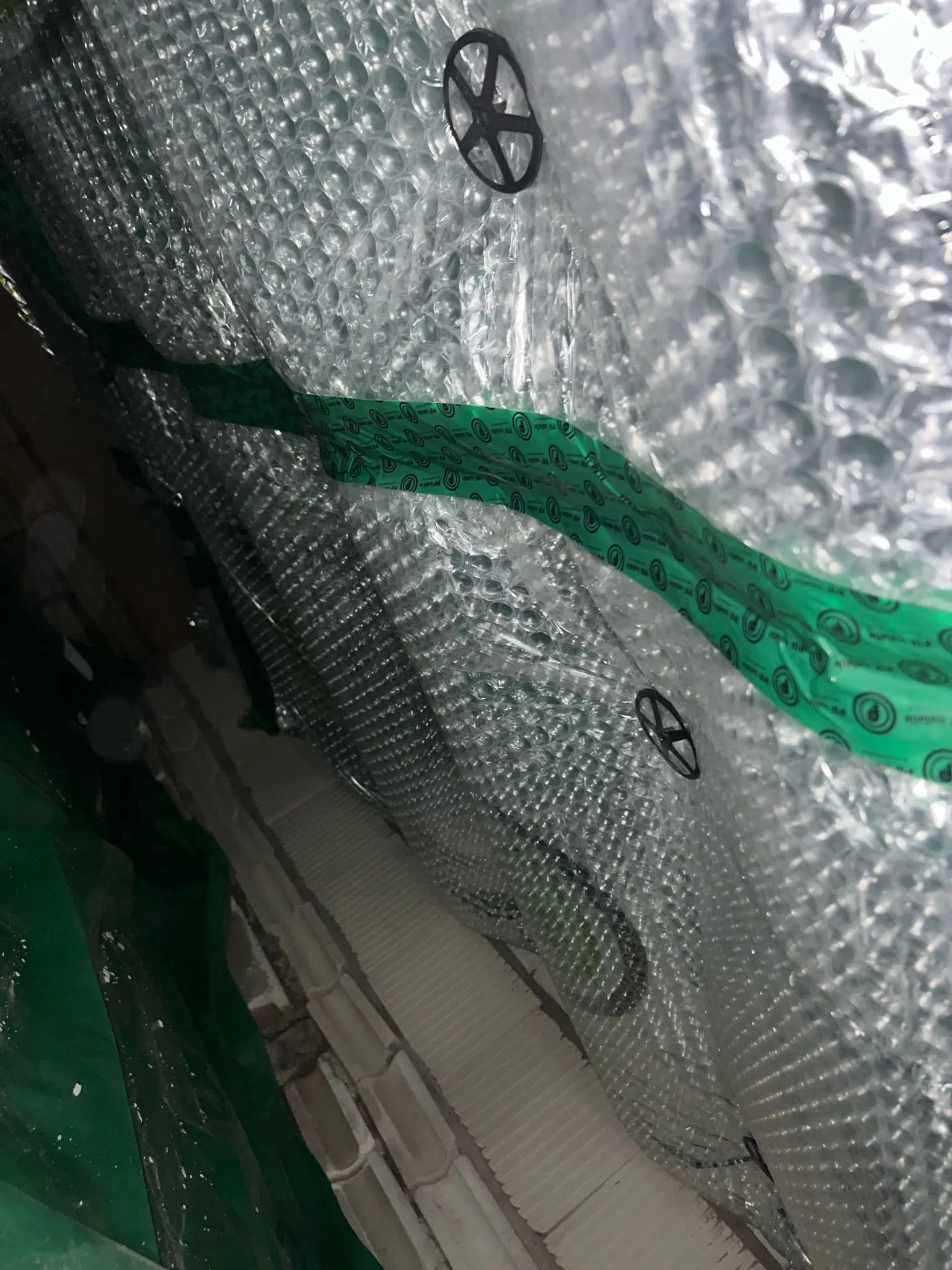 Detailfoto van meerlaagse PIF vloerisolatie in een kruipruimte.